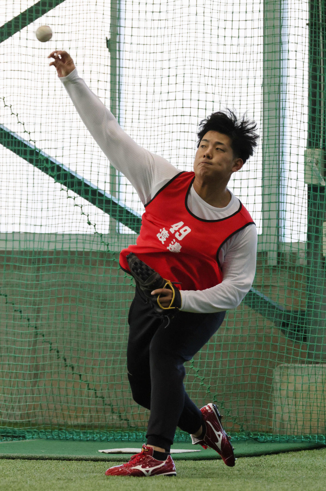 新人合同自主トレでキャッチボールをする広島ドラフト4位の渡辺（撮影・加藤孝規）