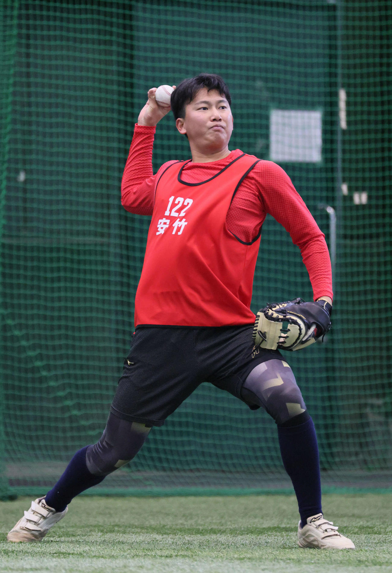 新人合同自主トレでキャッチボールをする広島育成3位の安竹（撮影・加藤孝規）