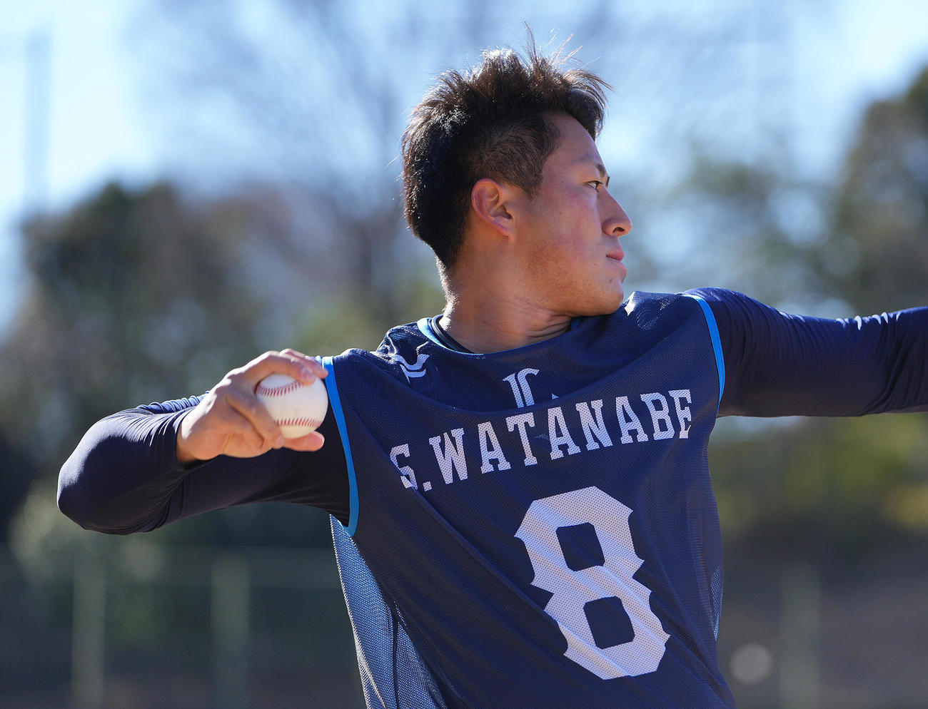 新人合同自主トレーニングでキャッチボールする西武ドラフト2位大商大・渡部聖（撮影・足立雅史）