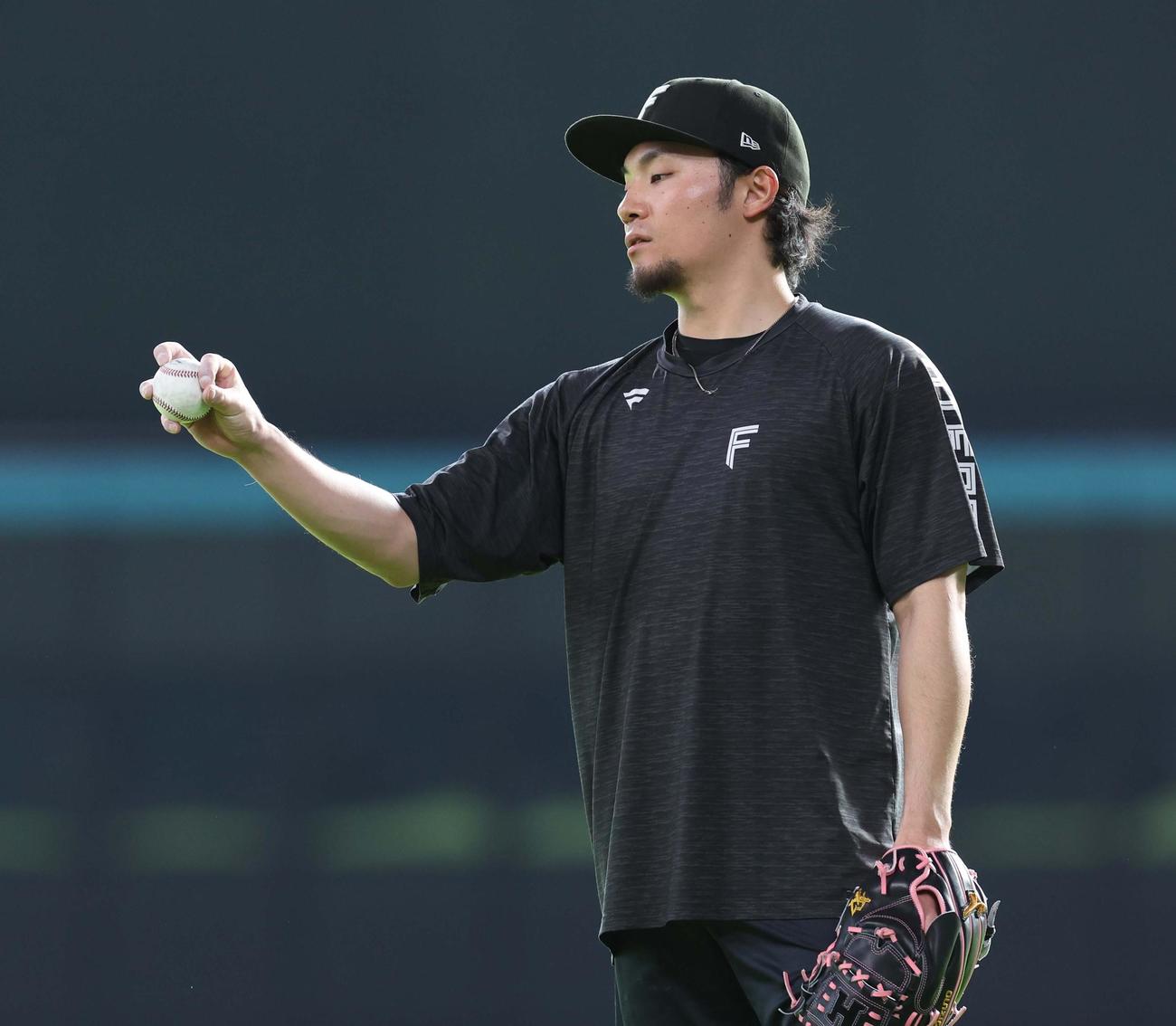 公開自主トレで「キックチェンジ」の握るを確認する日本ハム伊藤（撮影・黒川智章）