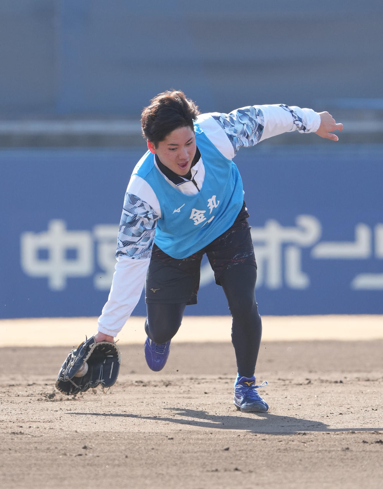 ノックを受ける金丸（撮影・森本幸一）