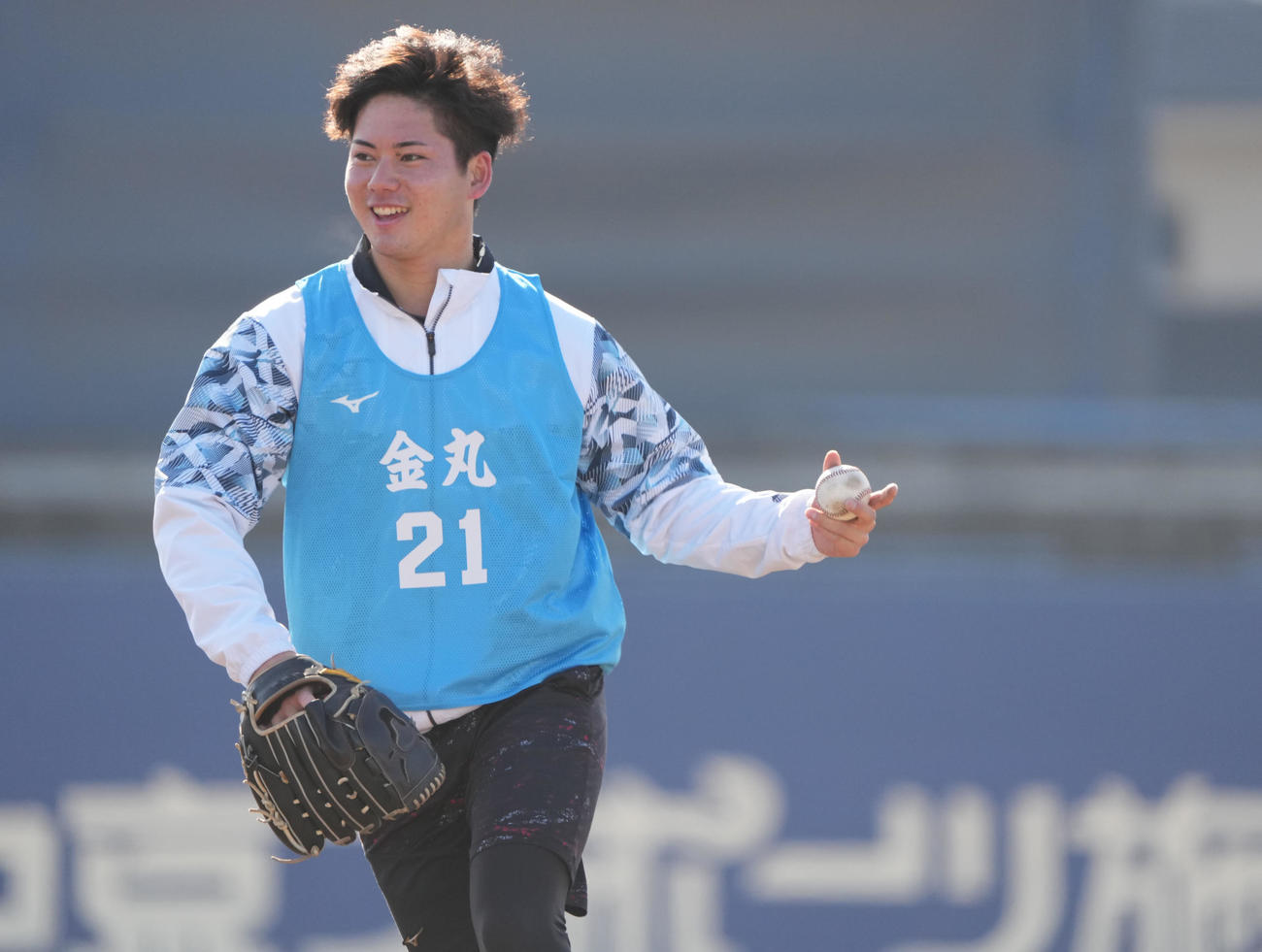 ノックを受ける金丸（撮影・森本幸一）