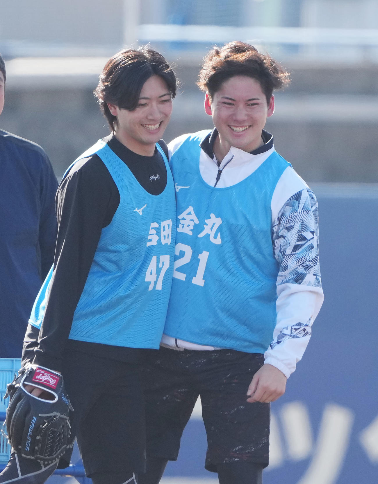 ノックを受け合間に笑顔を見せる（左から）吉田と金丸（撮影・森本幸一）