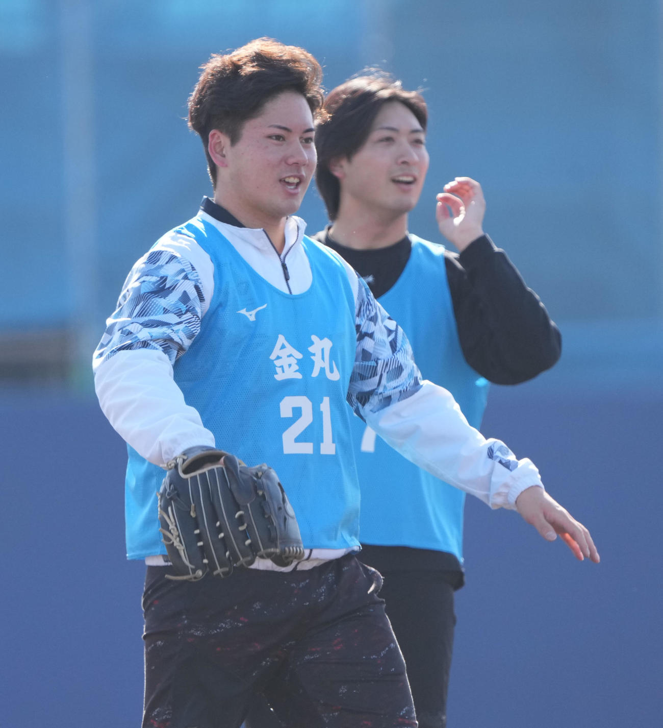 ノックを受ける金丸（左）右は吉田（撮影・森本幸一）
