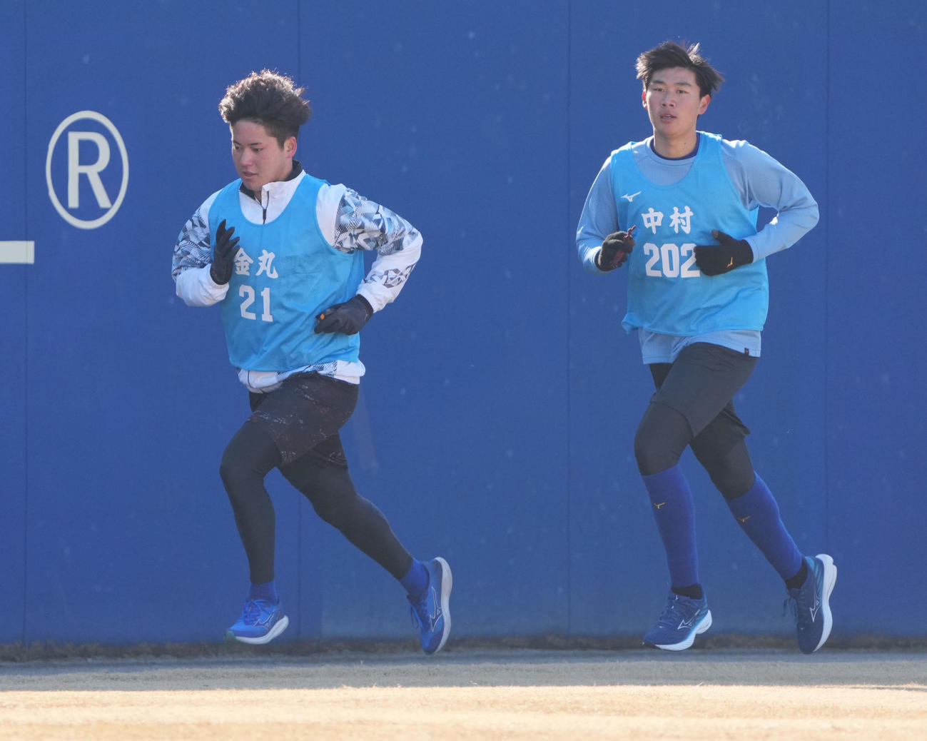 別メニューでランニングをする金丸（左）右は中村（撮影・森本幸一）