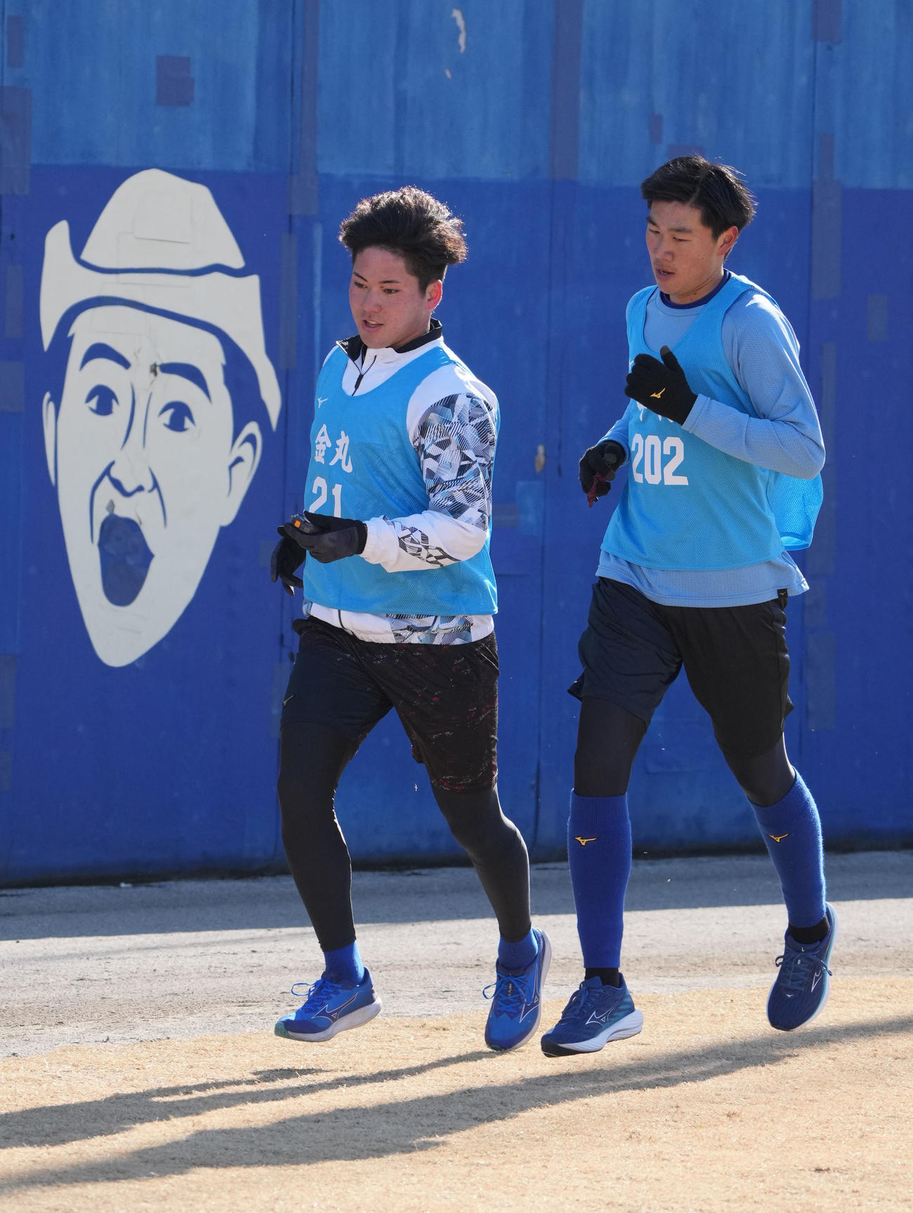 別メニューでランニングをする金丸（左）右は中村（撮影・森本幸一）