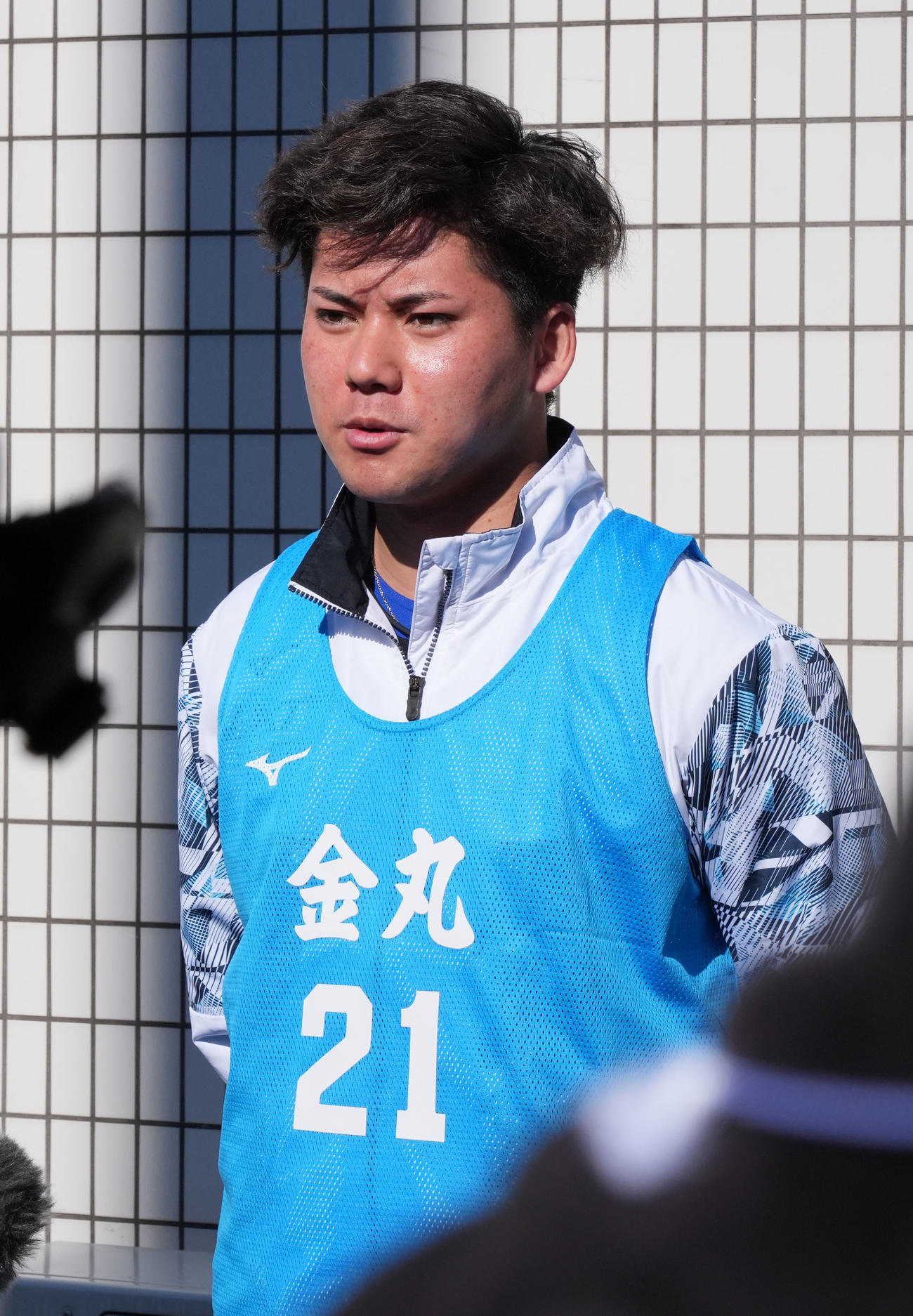 自主トレの合間に取材に応じる金丸（撮影・森本幸一）