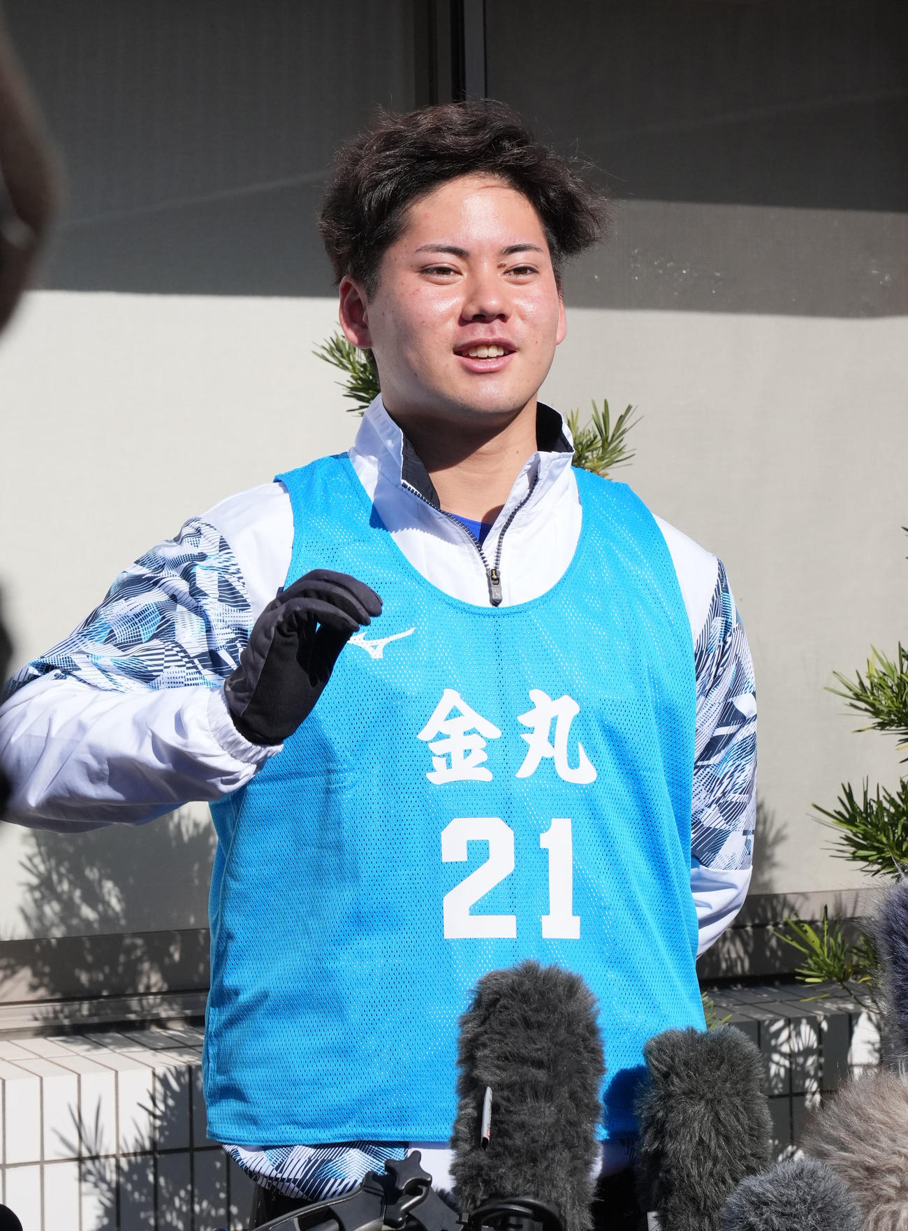 自主トレの合間に取材に応じる金丸（撮影・森本幸一）
