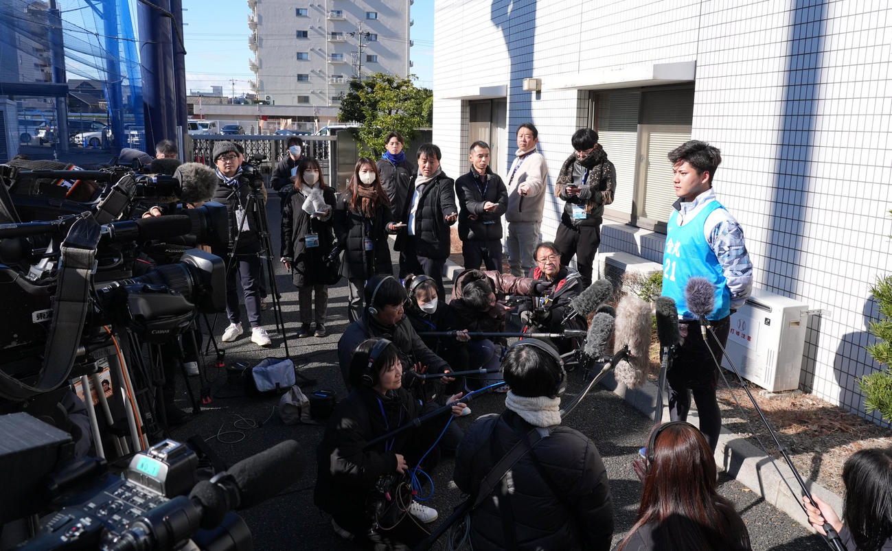 自主トレの合間に取材に応じる金丸（撮影・森本幸一）