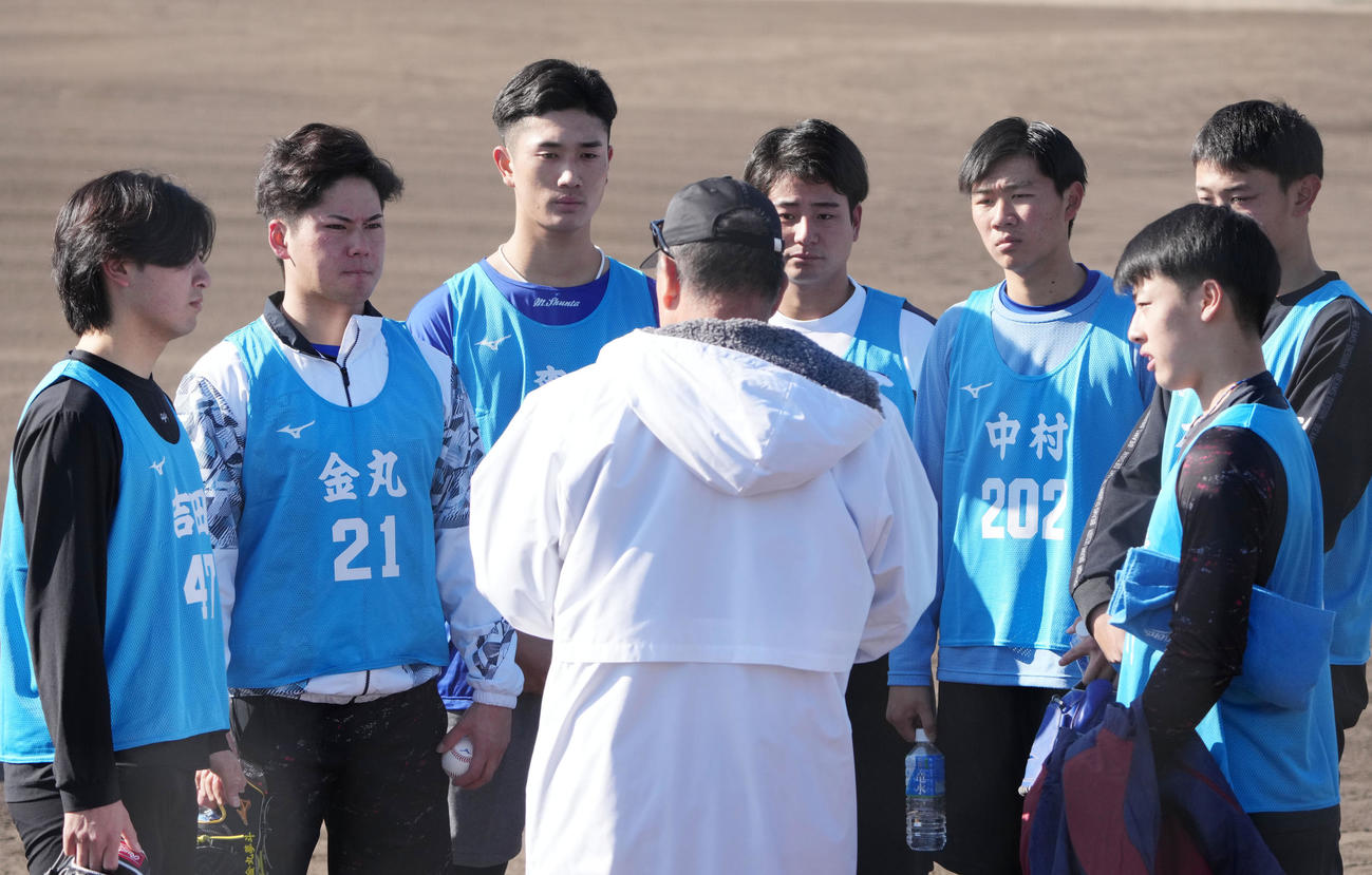 井上監督の話を聞く（奥・左から）吉田、金丸、森駿、石伊、中村、高橋幸、有馬（撮影・森本幸一）