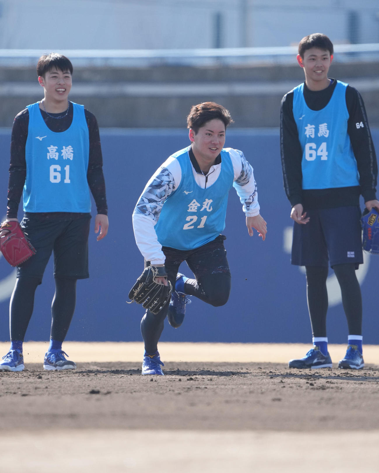 ノックを受ける金丸（中央）（撮影・森本幸一）