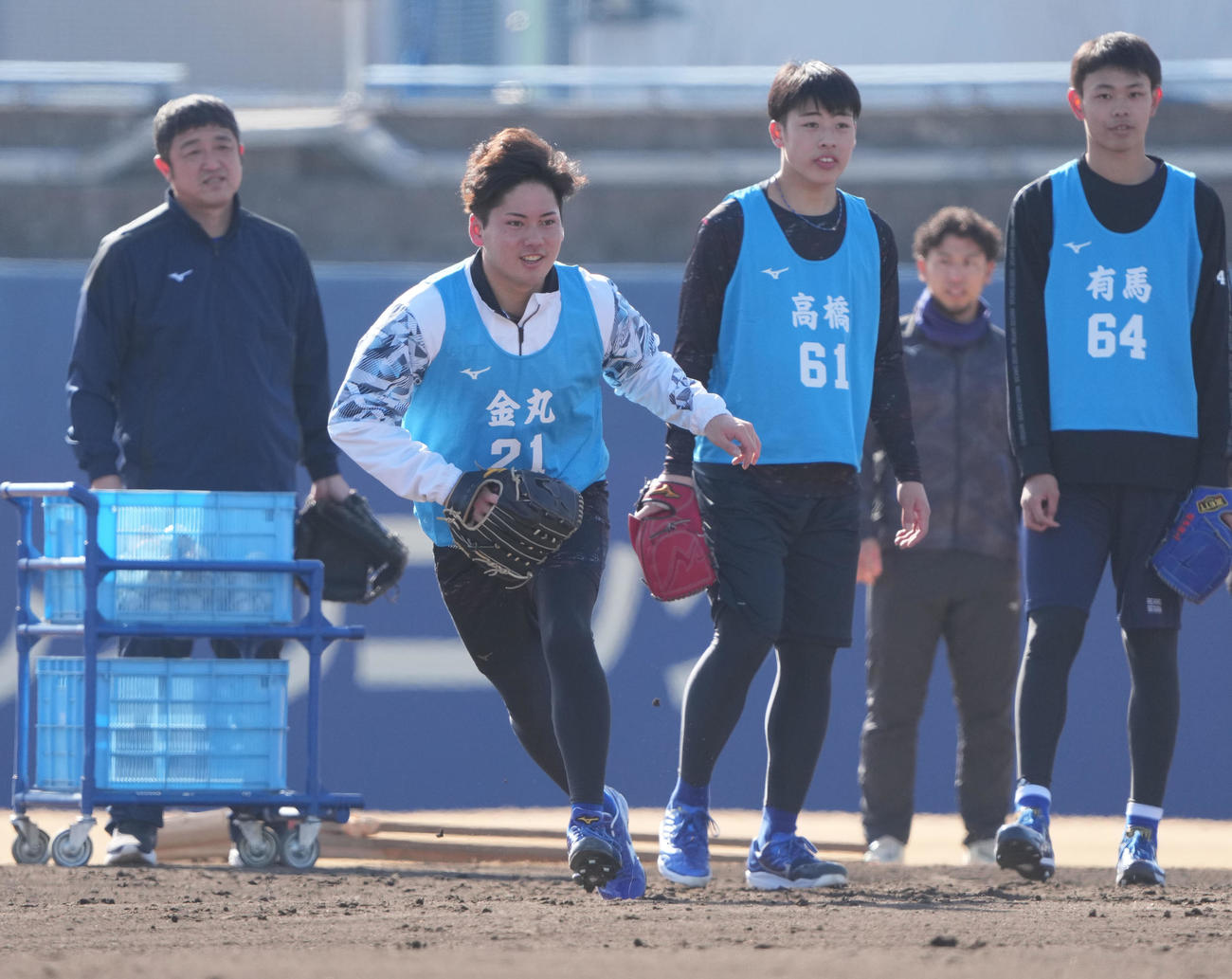 ノックを受ける金丸（左から2人目）（撮影・森本幸一）