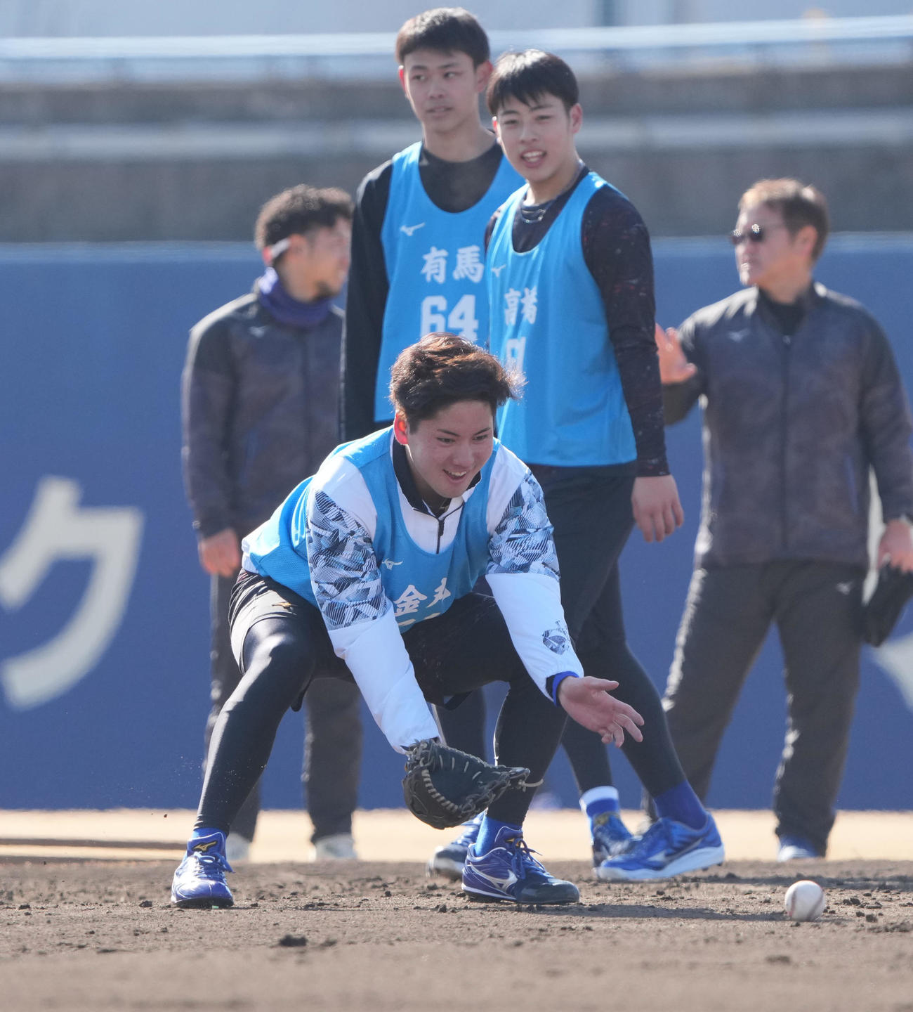 ノックを受ける金丸（手前）（撮影・森本幸一）