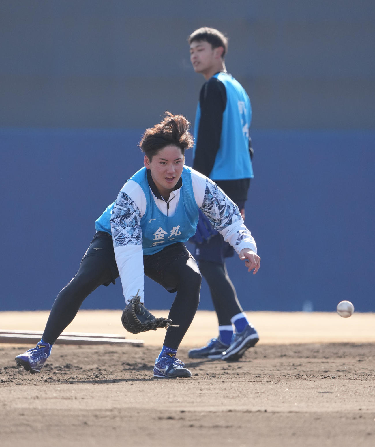 ノックを受ける金丸（左）（撮影・森本幸一）