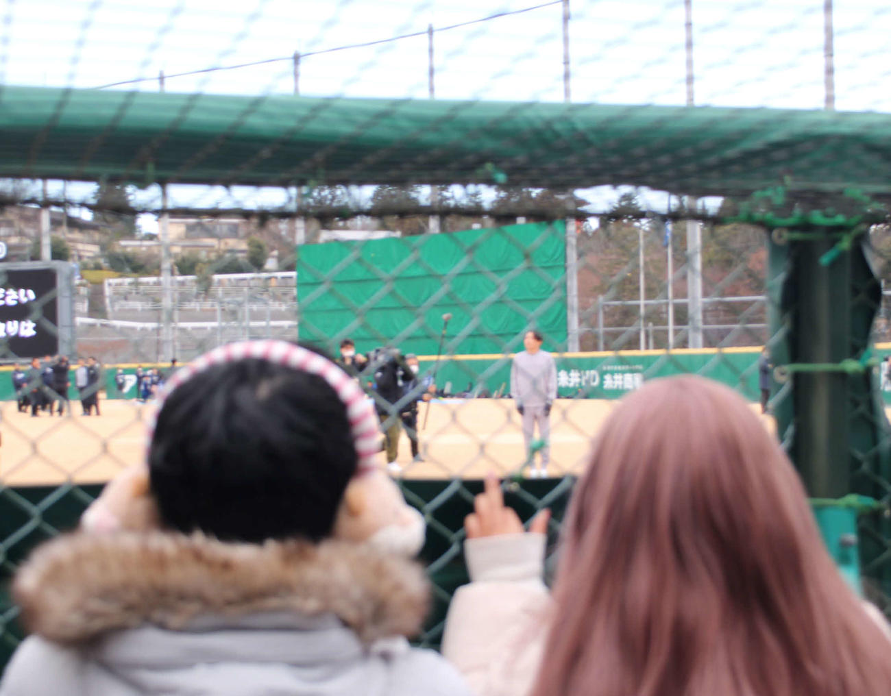 カーミニークフィールドに姿を見せファンに謝罪する西武源田（撮影・金子真仁）