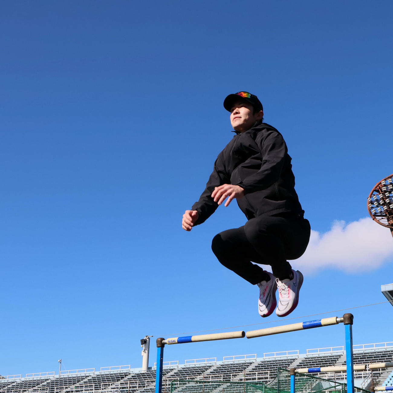 自主トレを公開しハードルを飛越する中野（撮影・加藤哉）