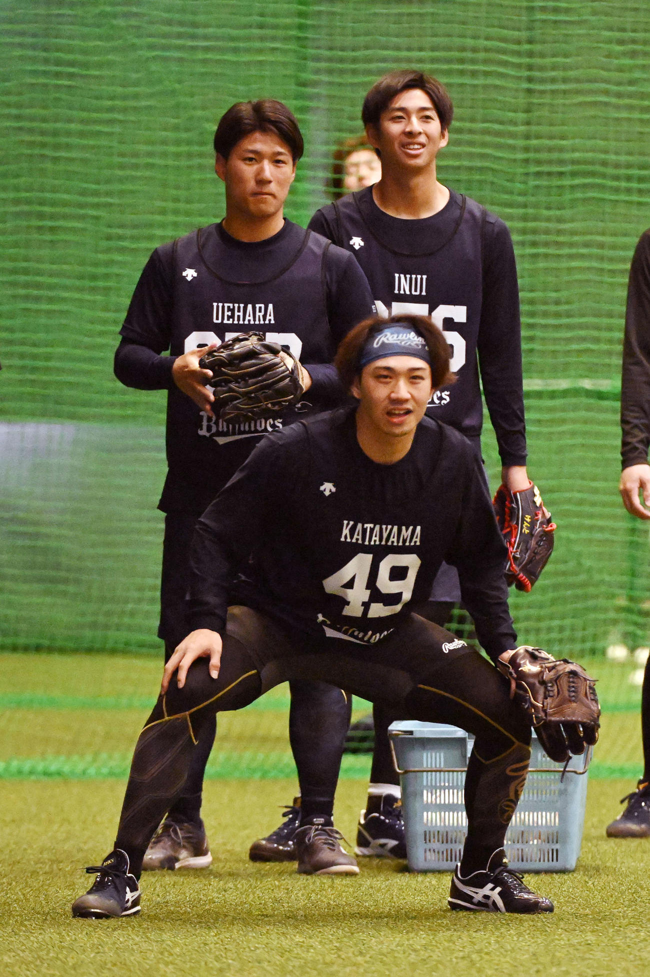 新人合同自主トレで笑顔でノックを受けるオリックス片山（撮影・前岡正明）