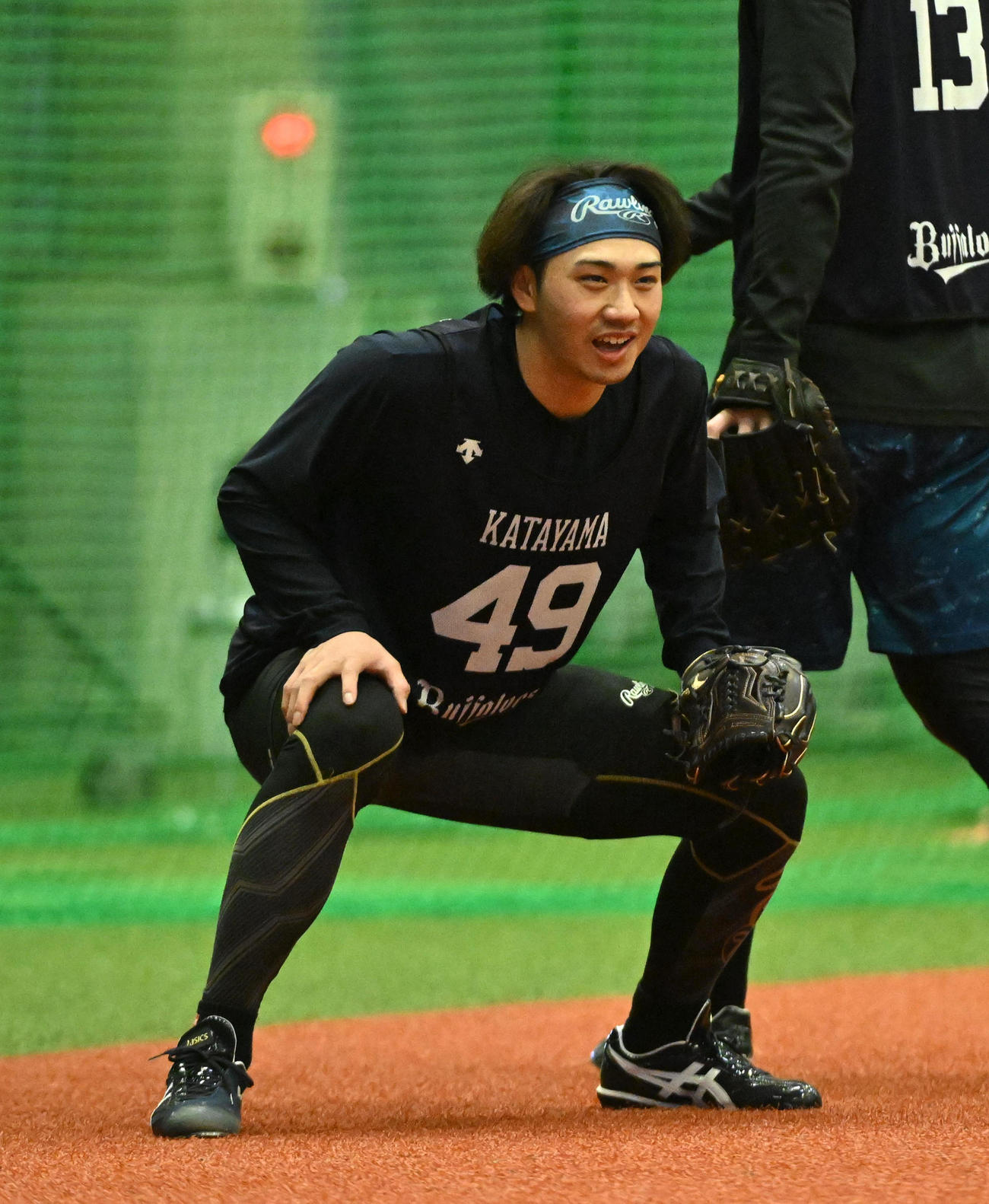 新人合同自主トレで笑顔でノックを受けるオリックス片山（撮影・前岡正明）