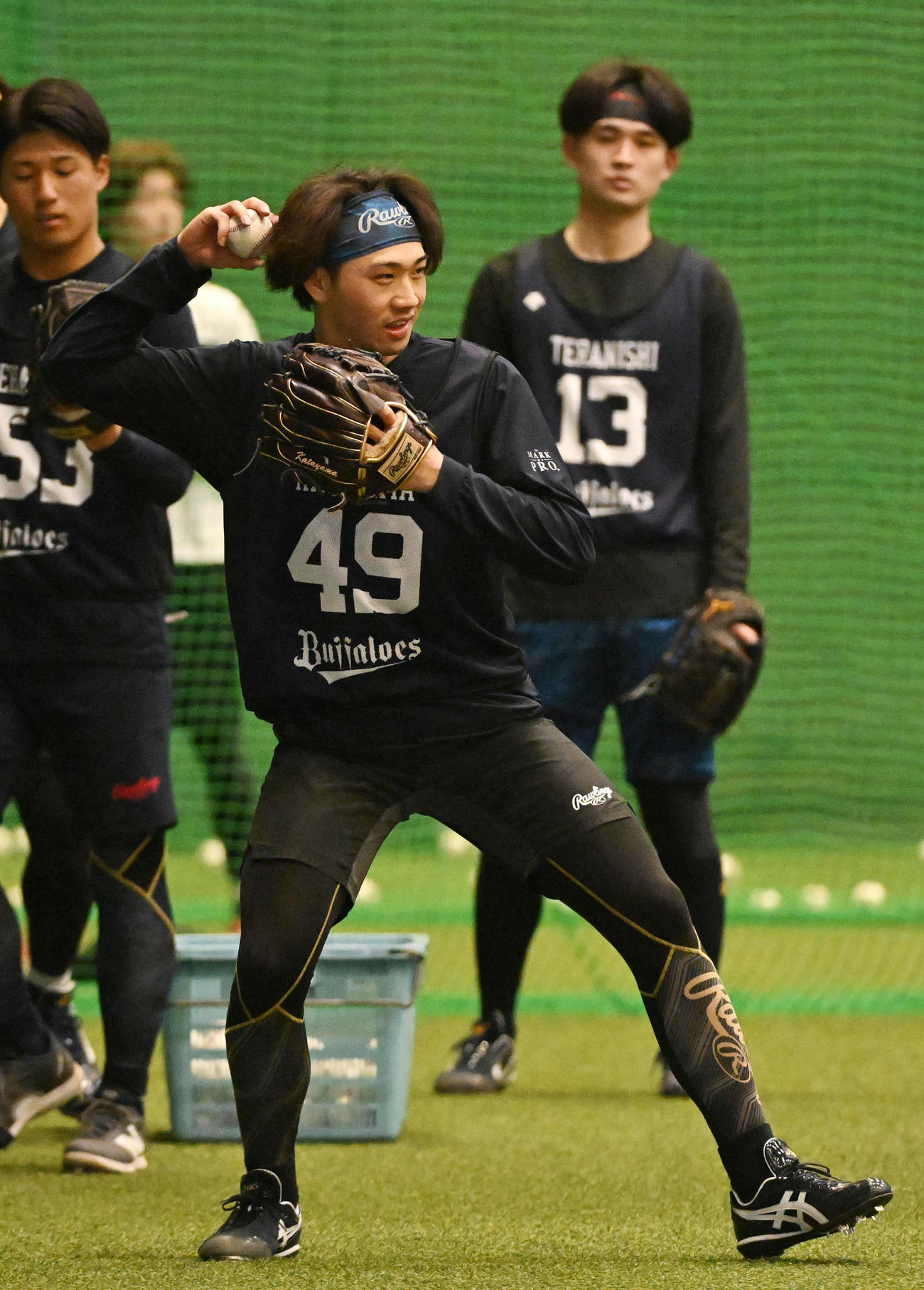 新人合同自主トレでノックを受けるオリックス片山（撮影・前岡正明）