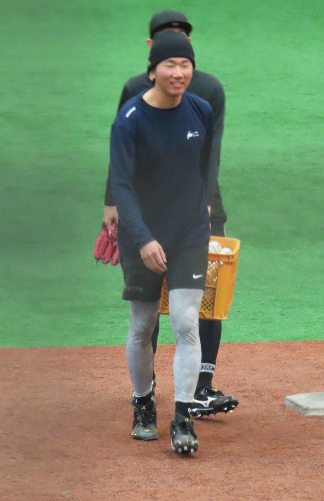 ノックを受ける巨人田中千（撮影・水谷京裕）