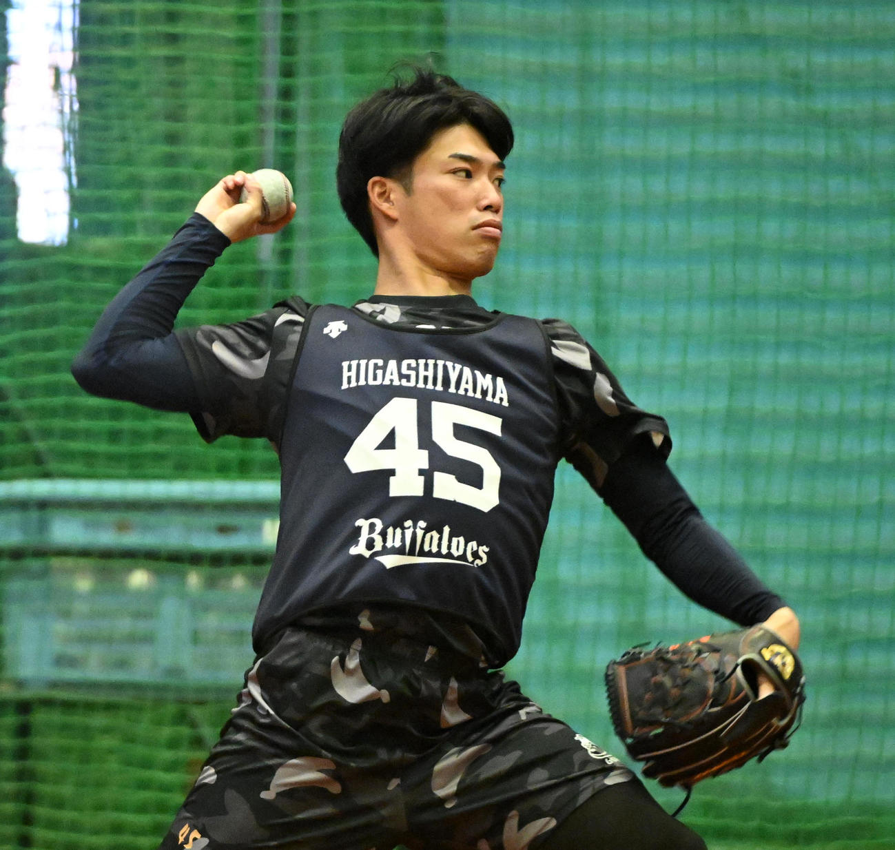 新人合同自主トレでキャッチボールを行うオリックス東山（撮影・前岡正明）