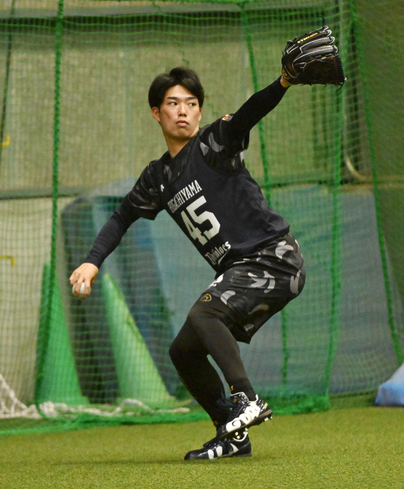 新人合同自主トレでキャッチボールを行うオリックス東山（撮影・前岡正明）