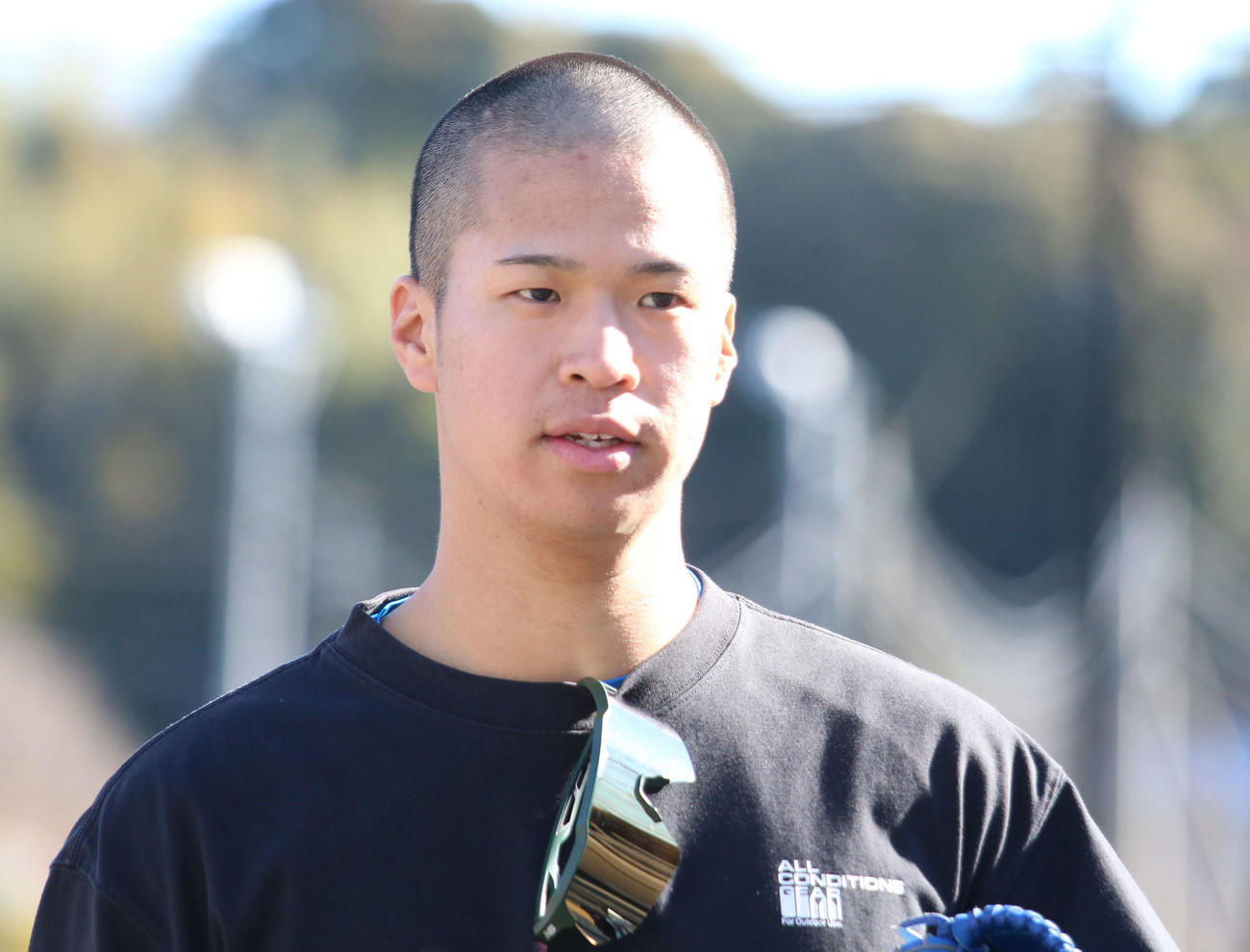 前夜に頭を丸刈りにした日本ハム松岡が千葉・鎌ケ谷で自主トレ（撮影・木下大輔）