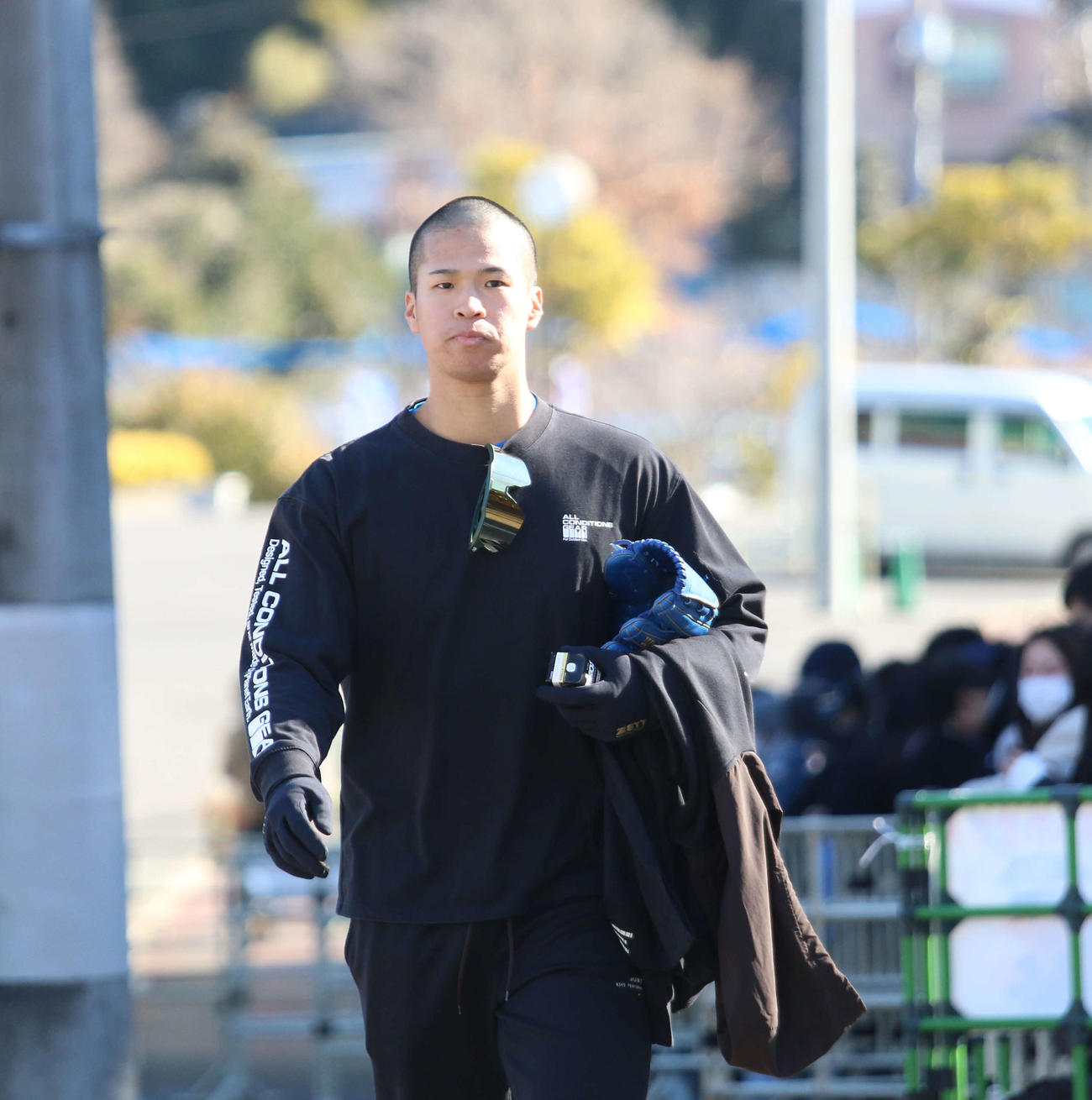 前夜に頭を丸刈りにした日本ハム松岡が千葉・鎌ケ谷で自主トレ（撮影・木下大輔）