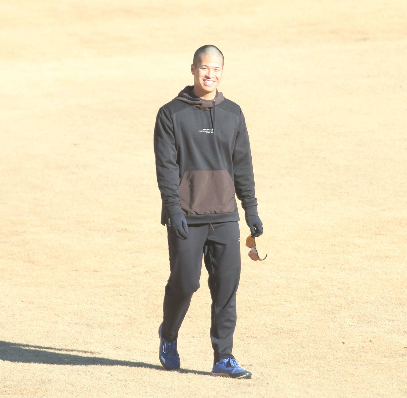 前夜に頭を丸刈りにした日本ハム松岡が千葉・鎌ケ谷で自主トレ（撮影・木下大輔）