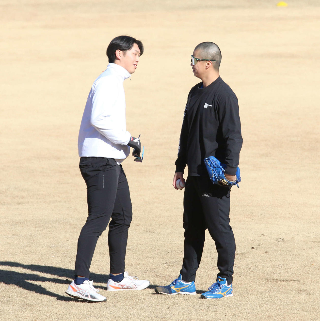 千葉・鎌ケ谷で丸刈りにした頭髪を日本ハム松本遼（左）に驚かれる日本ハム松岡（撮影・木下大輔）