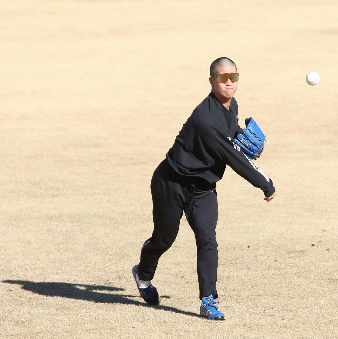 前夜に頭を丸刈りにした日本ハム松岡が千葉・鎌ケ谷で自主トレ（撮影・木下大輔）