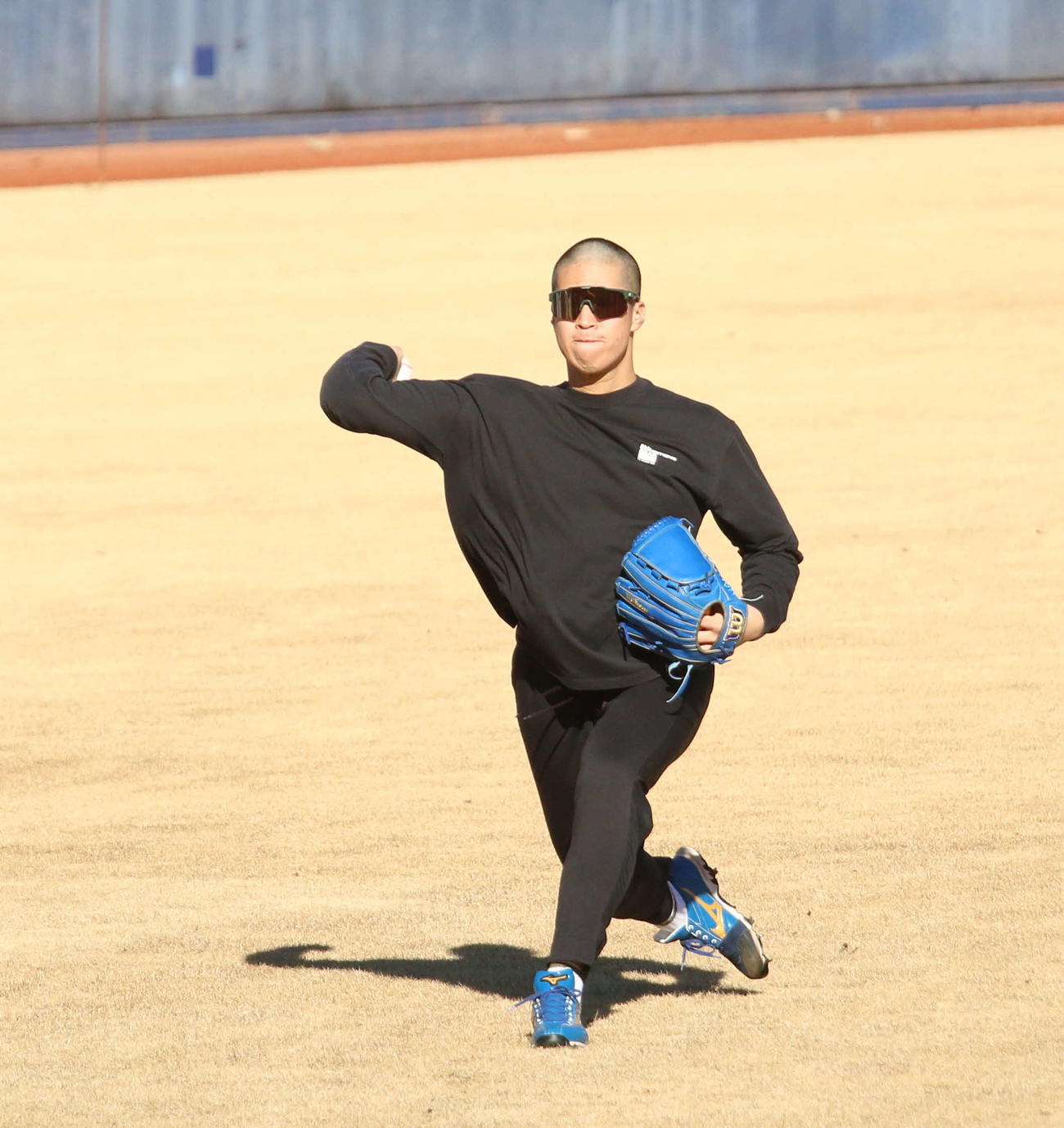 前夜に頭を丸刈りにした日本ハム松岡が千葉・鎌ケ谷で自主トレ（撮影・木下大輔）