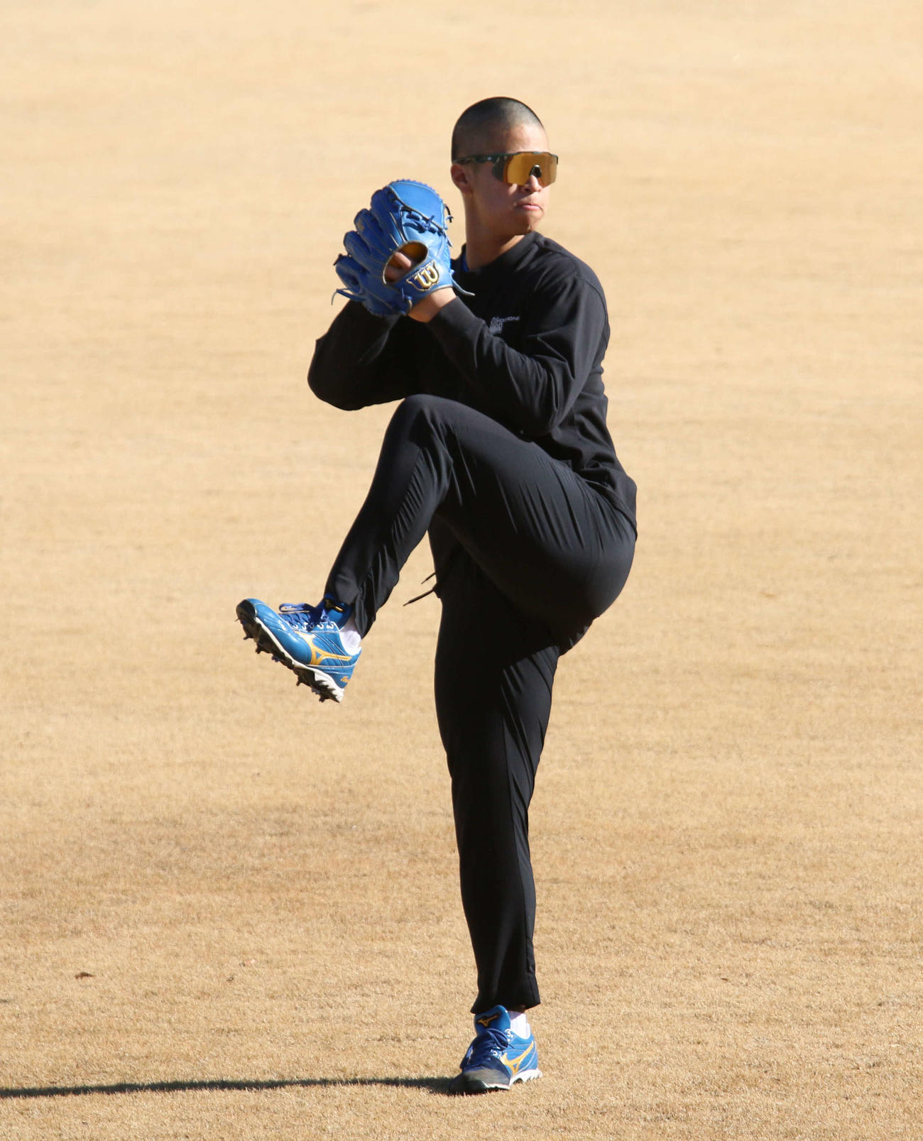 前夜に頭を丸刈りにした日本ハム松岡が千葉・鎌ケ谷で自主トレ（撮影・木下大輔）
