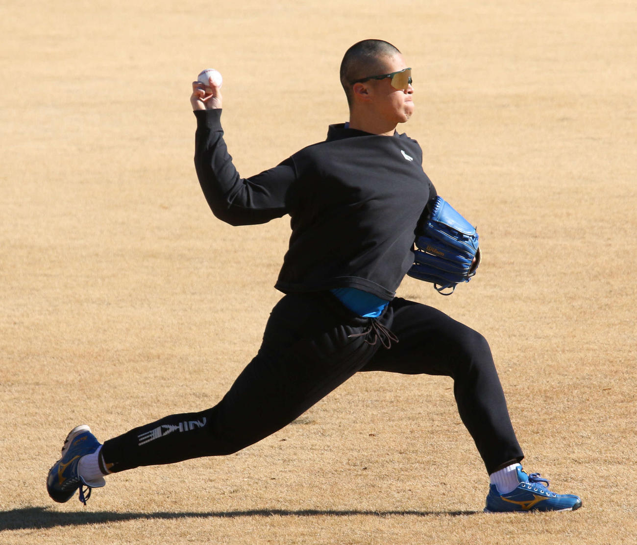 前夜に頭を丸刈りにした日本ハム松岡が千葉・鎌ケ谷で自主トレ（撮影・木下大輔）