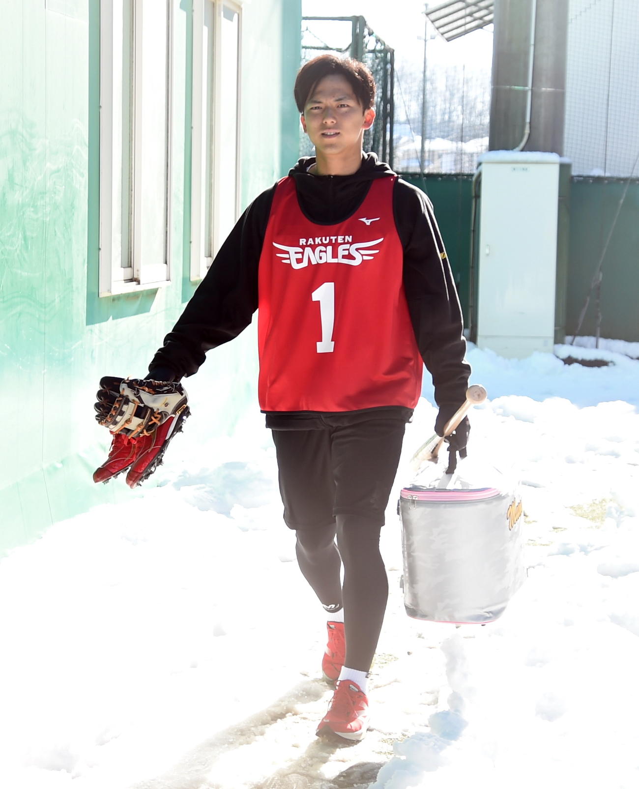 雪道を歩いて室内練習場に姿を現した楽天ドラフト1位・宗山（撮影・山田愛斗）