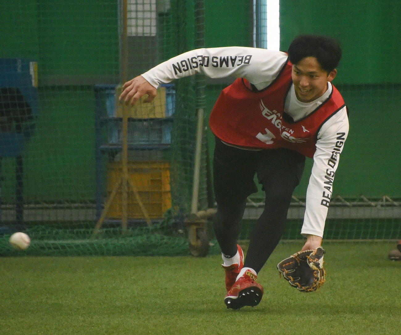 軽快にゴロをさばく楽天ドラフト1位・宗山（撮影・山田愛斗）