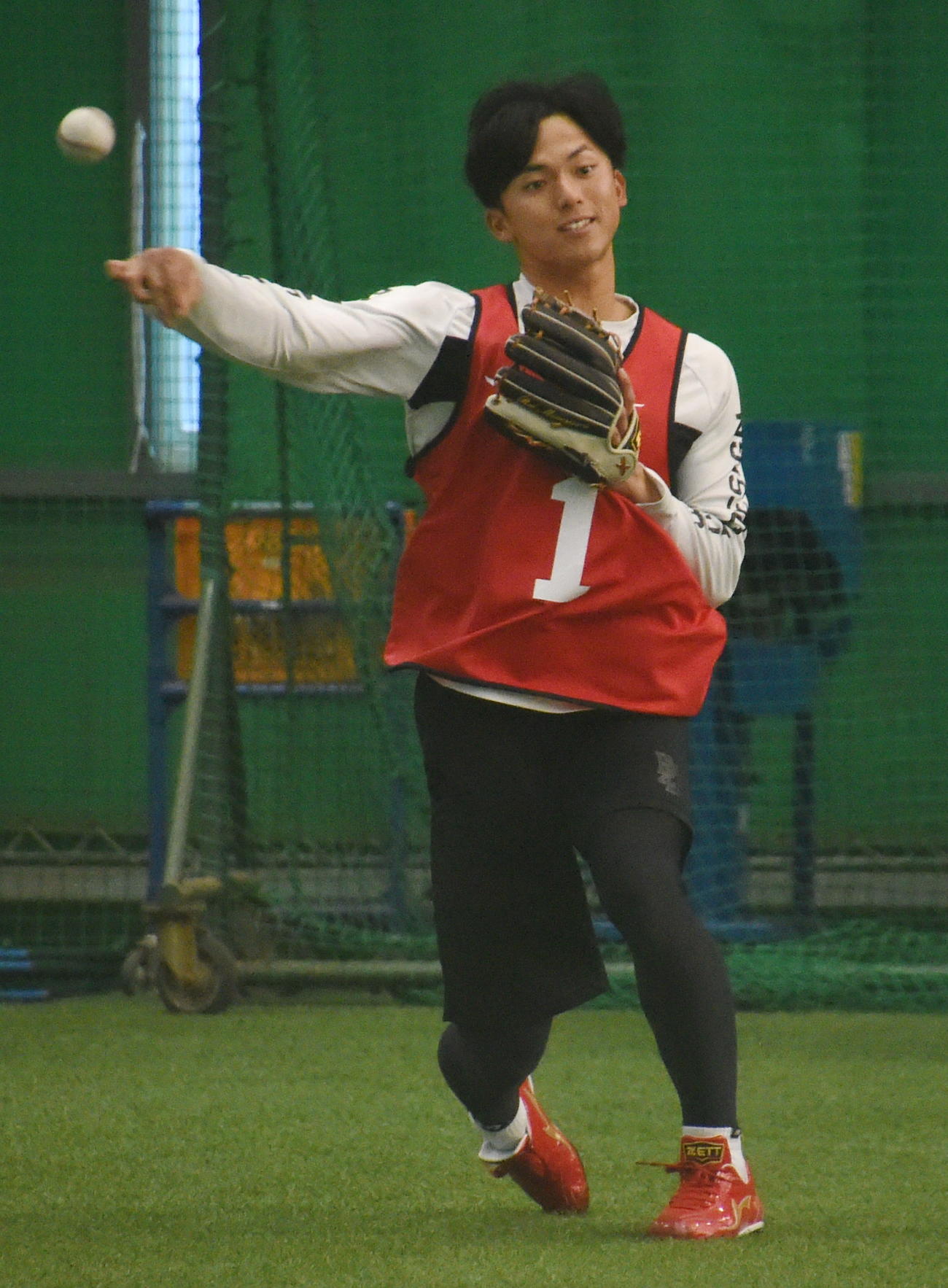 ボールを素早くさばき送球する楽天ドラフト1位・宗山（撮影・山田愛斗）