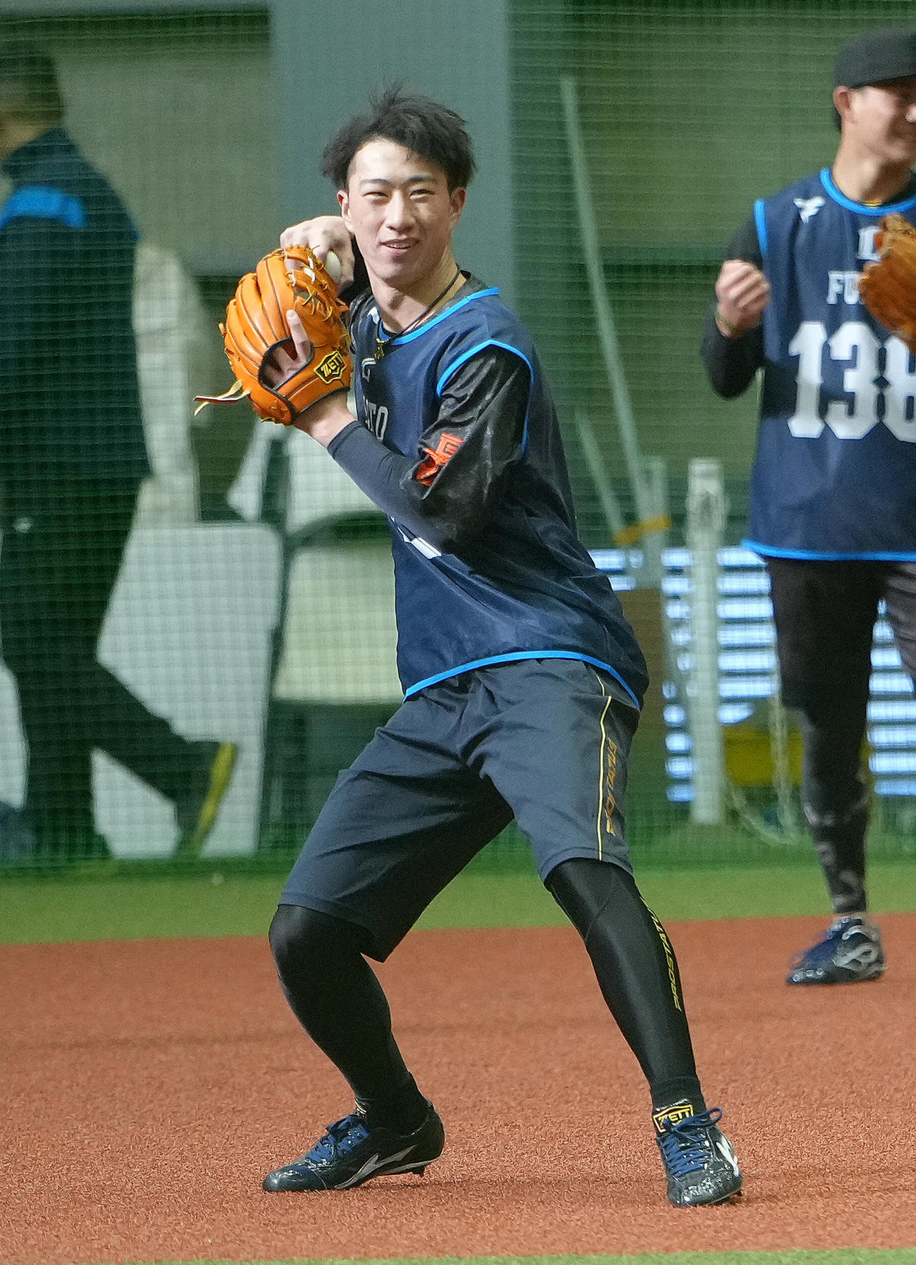 新人合同自主トレーニングでノックを受ける西武ドラフト1位金沢高・斎藤（撮影・足立雅史）