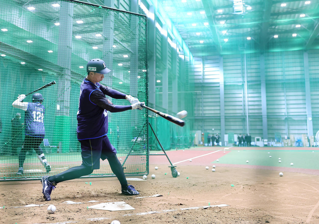 新人合同自主トレーニングで打撃練習に臨む西武ドラフト1位金沢高・斎藤（撮影・足立雅史）