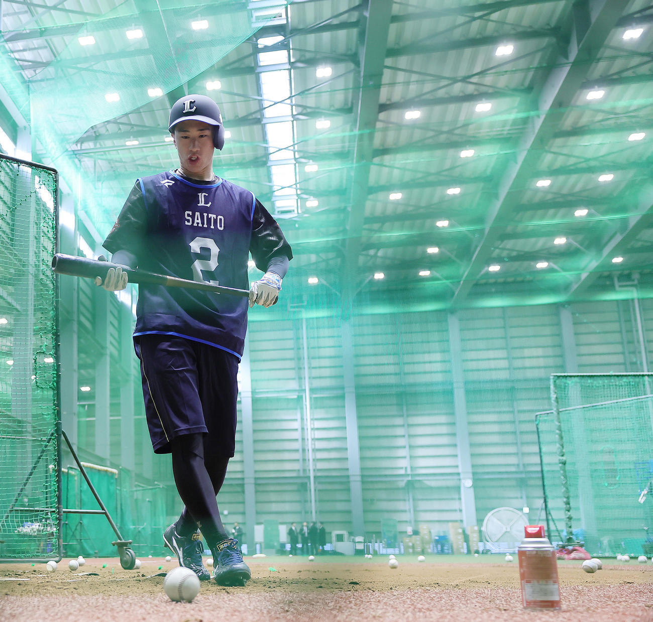 新人合同自主トレーニングで打撃練習に臨む西武ドラフト1位金沢高・斎藤（撮影・足立雅史）