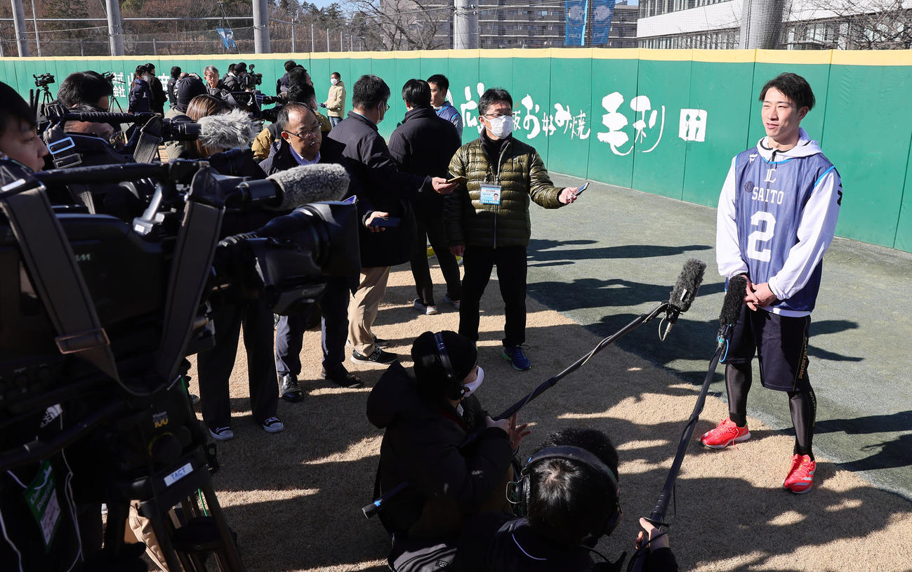新人合同自主トレーニング後、取材に応じる西武ドラフト1位金沢高・斎藤（撮影・足立雅史）