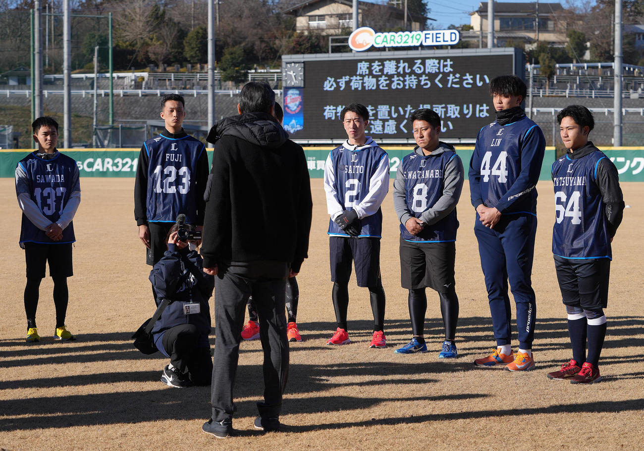 新人合同自主トレーニングを前に西口文也監督（手前）の訓示を聞く西武ドラフト1位金沢高・斎藤（右から4人目）ら（撮影・足立雅史）