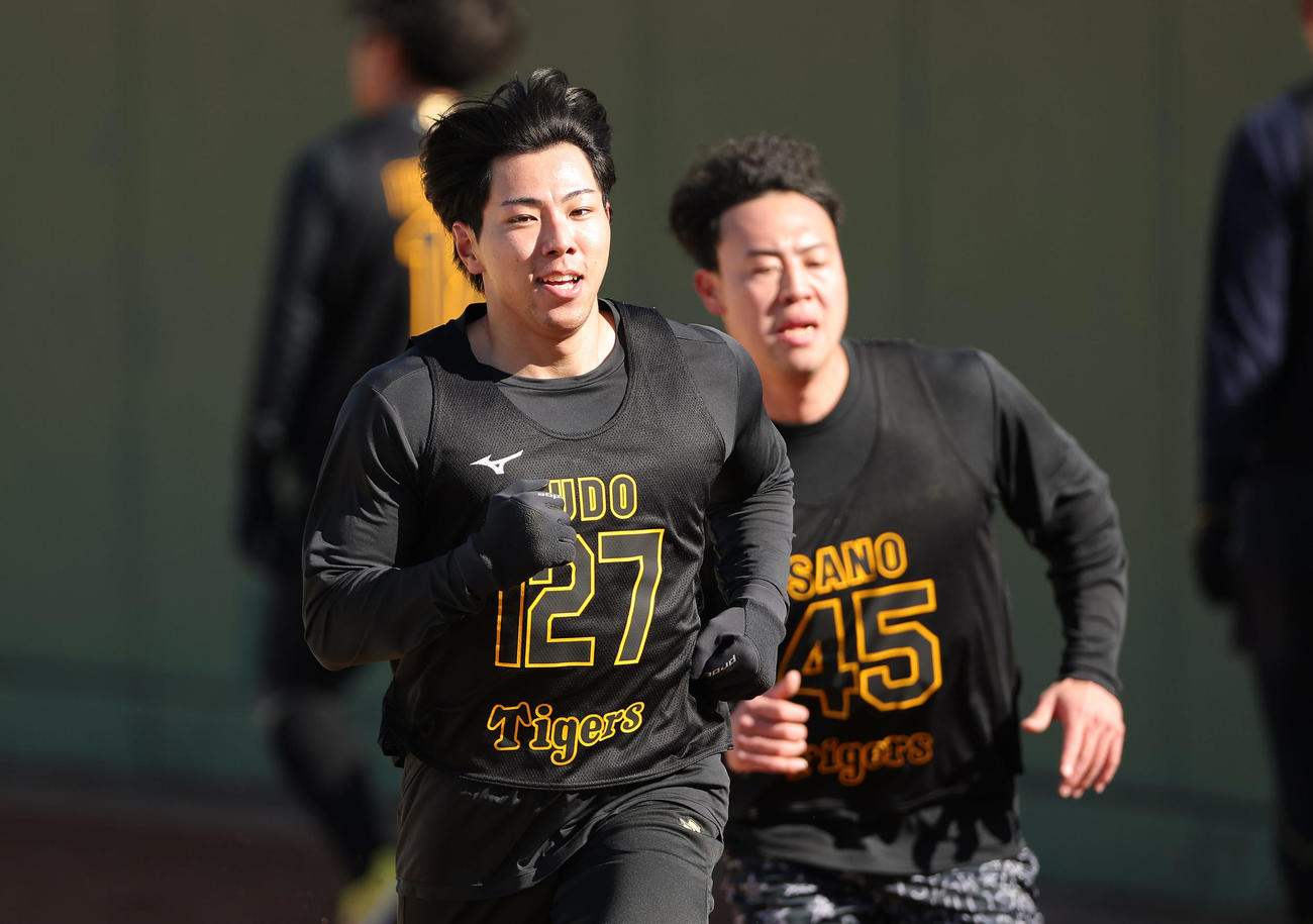 新人合同自主トレで外野を走り込む阪神工藤。右は佐野（撮影・前田充）