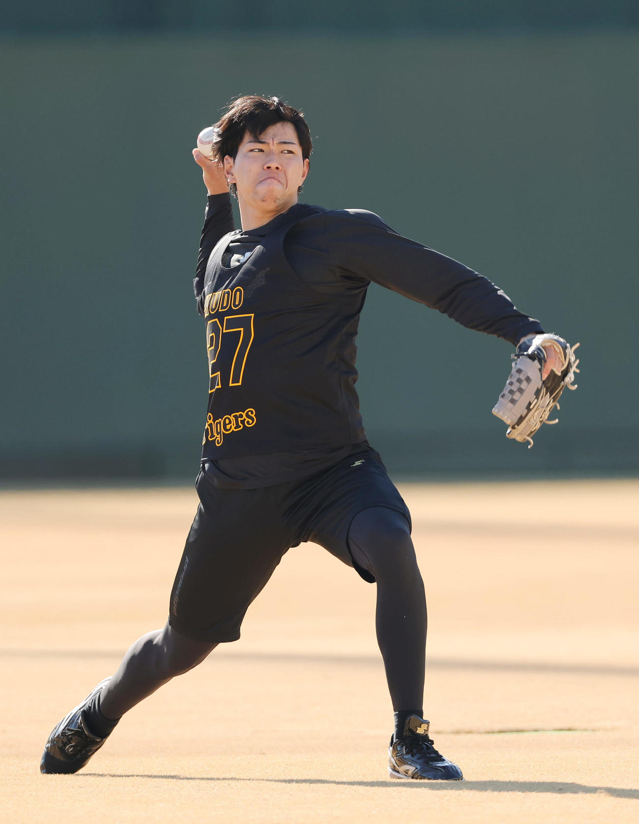 新人合同自主トレでキャッチボールする工藤（撮影・前田充）