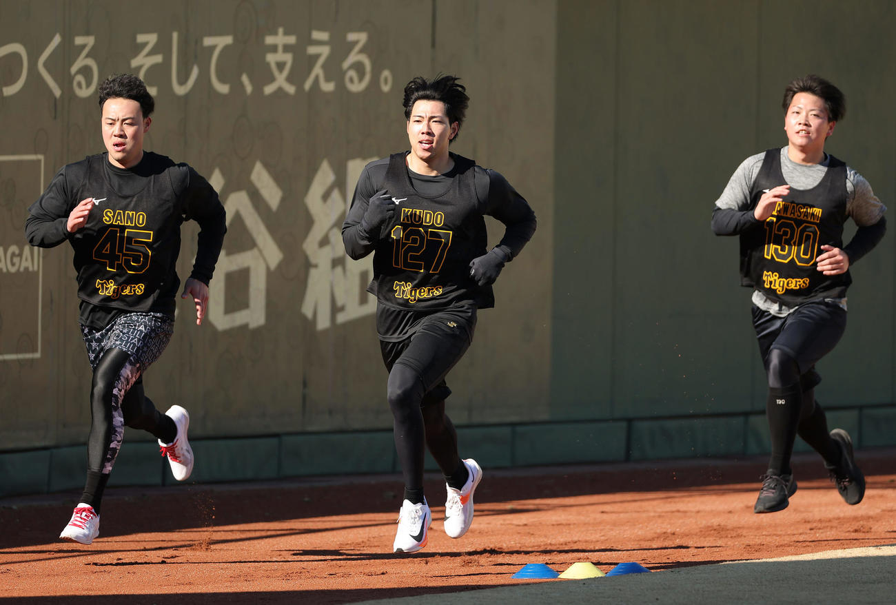 新人合同自主トレで外野を走り込む、左から阪神佐野、工藤、川崎（撮影・前田充）