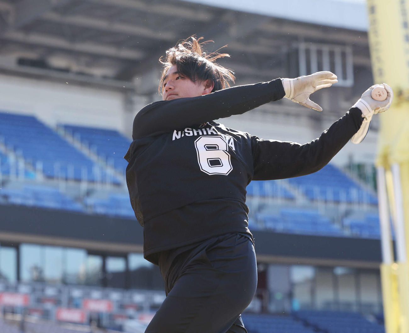 新人合同自主トレでトス打撃をするロッテドラフト1位の西川（撮影・宮地輝）