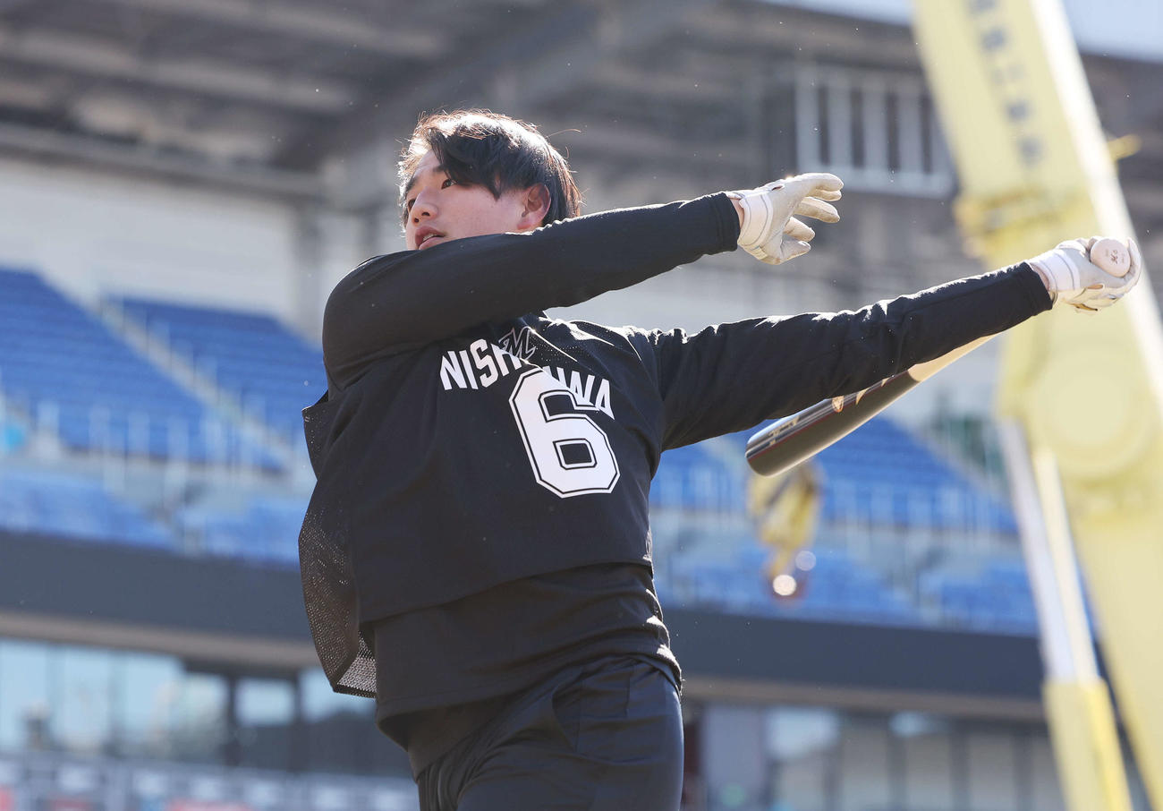 新人合同自主トレでトス打撃をするロッテドラフト1位の西川（撮影・宮地輝）