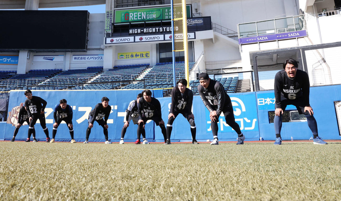 新人合同自主トレで声を出しポール間走をするロッテドラフト1位の西川（右端）ら（撮影・宮地輝）