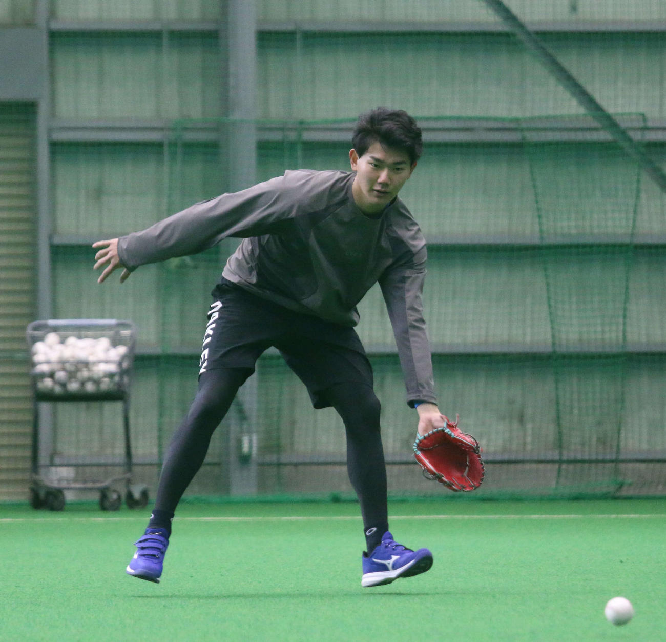 千葉・鎌ケ谷で新人合同自主トレに参加した日本ハムドラフト3位の浅利（撮影・木下大輔）