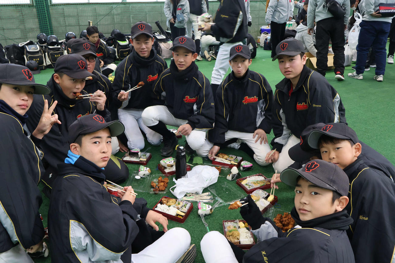 オリジン東秀のお弁当を食べる泉大津ヤングの選手たち